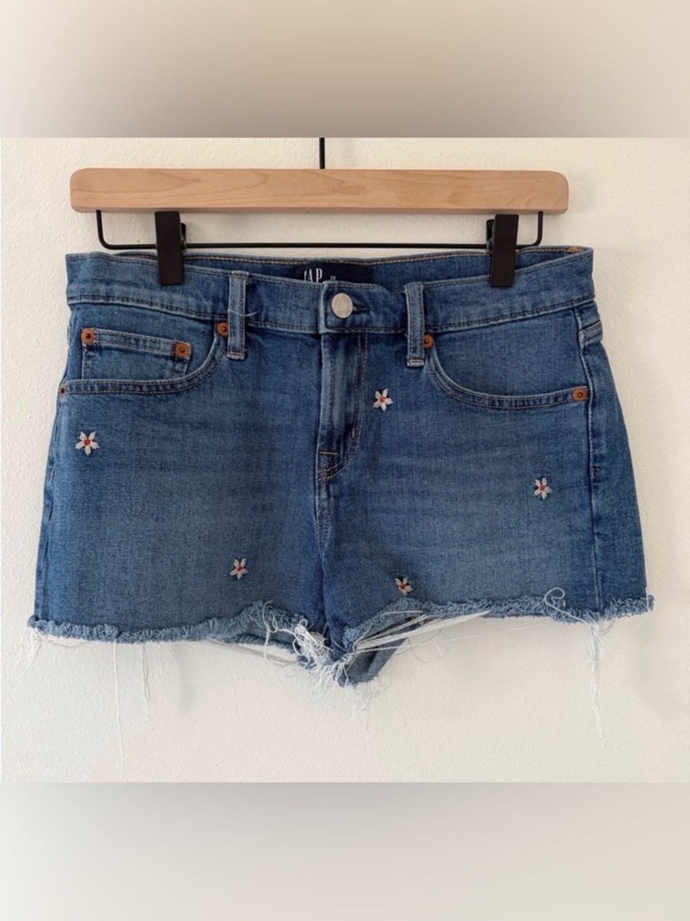 GAP Medium Washed Denim Flower Embroidered Y2K shorts size 28